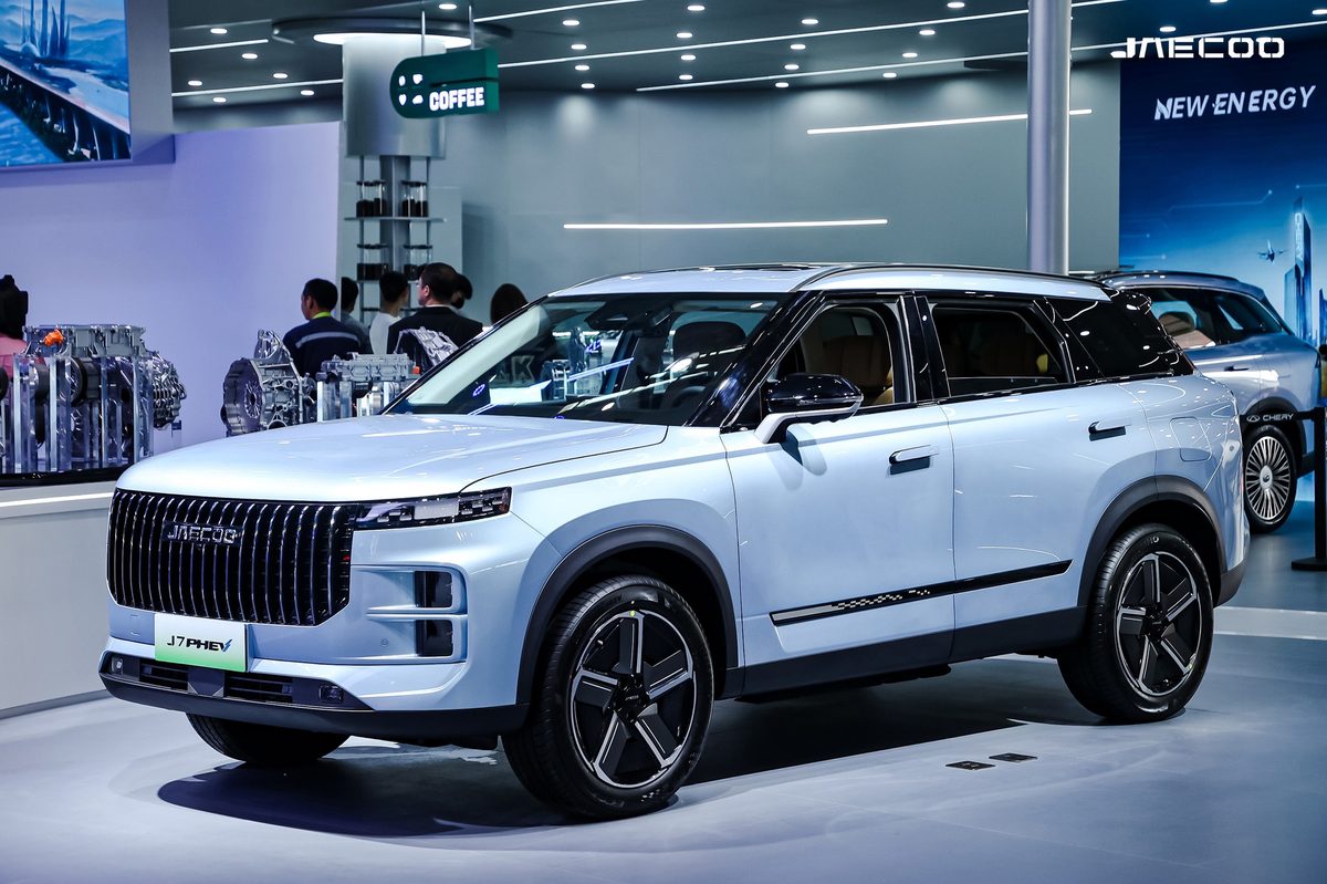 JAECOO J7 PHEV in light blue