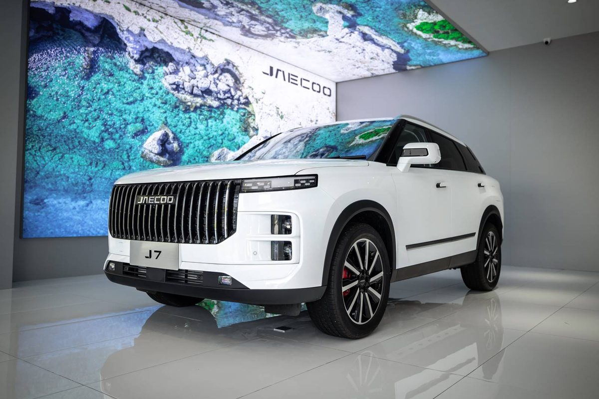 JAECOO J7 in white