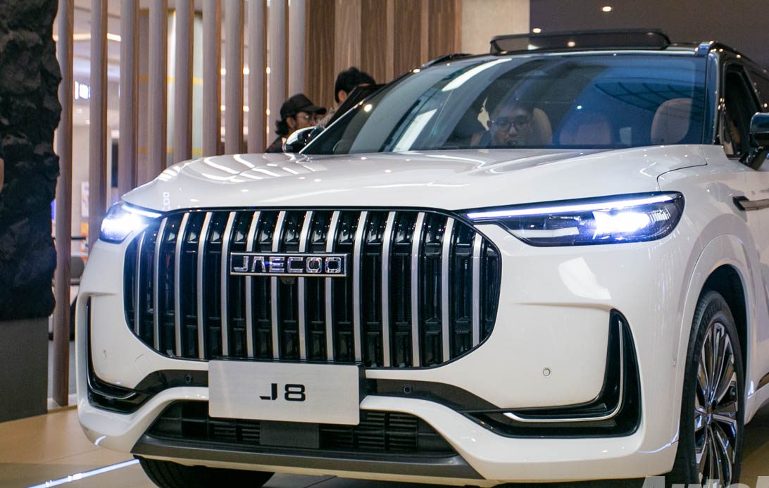 JAECOO J8 AWD in white