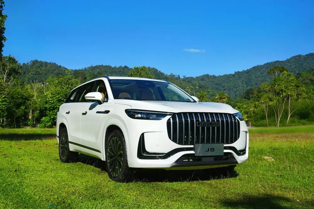 JAECOO J8 in white